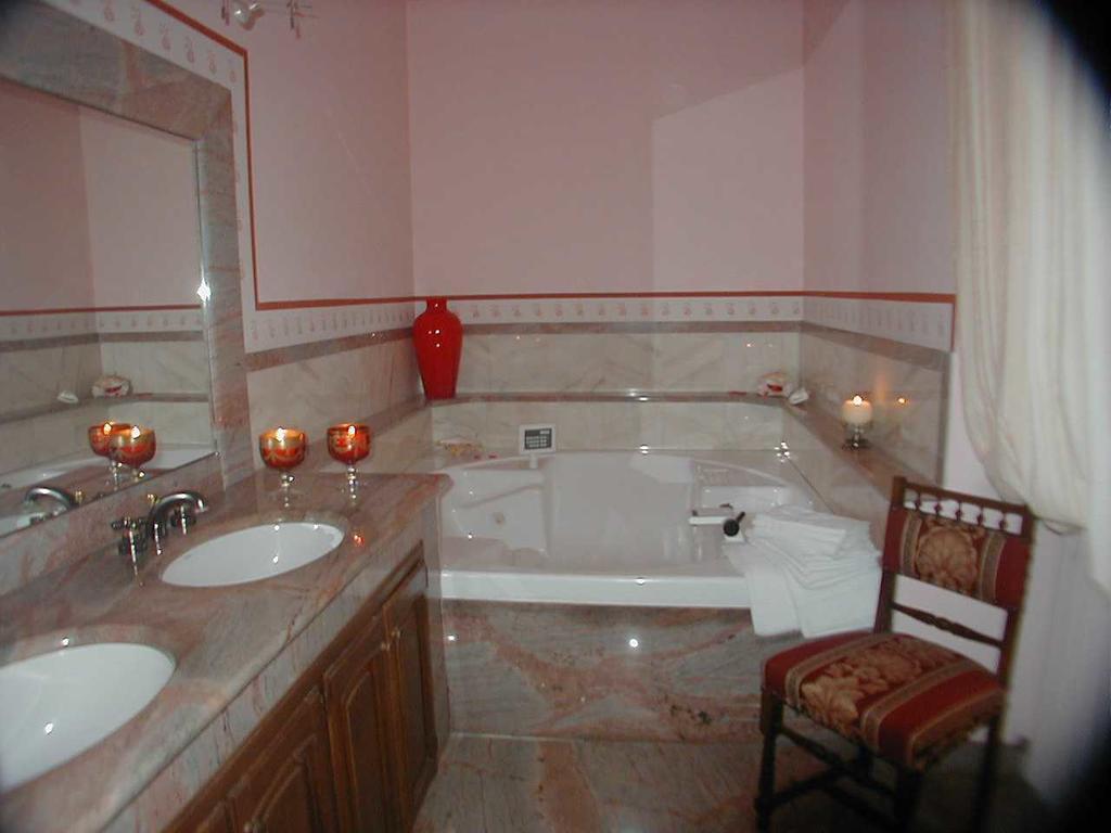 Torre Dei Frati Bed & Breakfast Fossano Rum bild