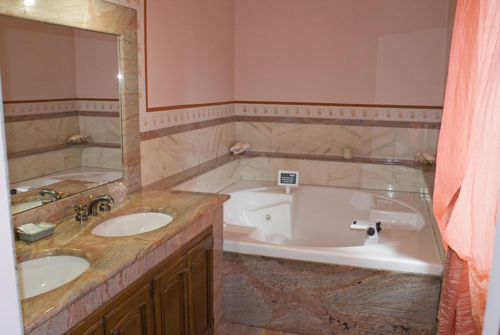 Torre Dei Frati Bed & Breakfast Fossano Rum bild
